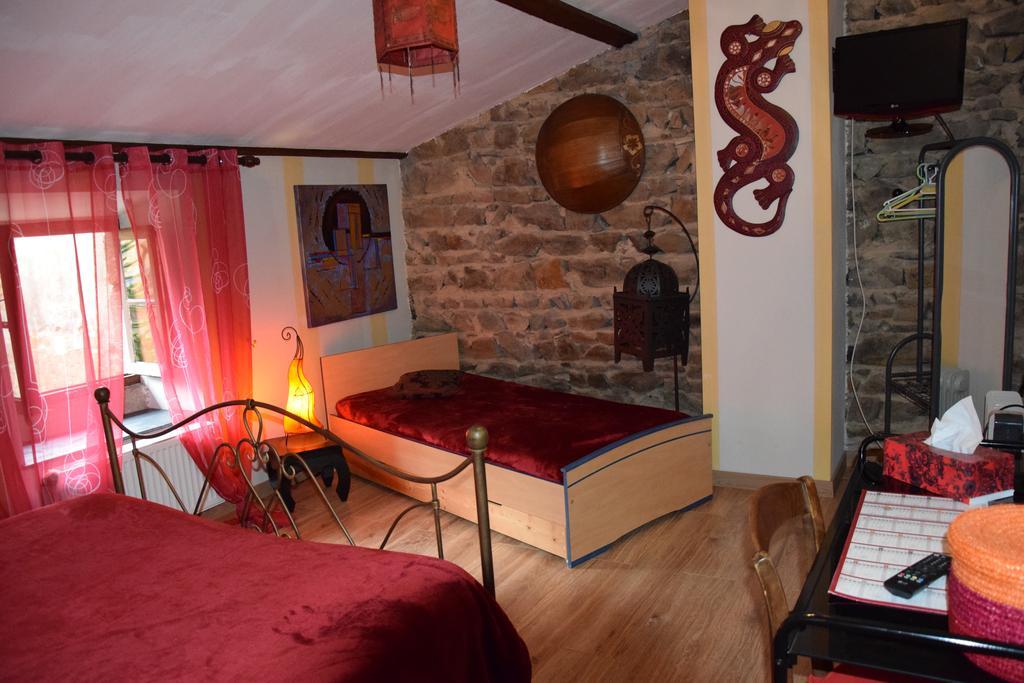 Chateau Des Aiguilles Saint-Rémy-de-Chargnat Habitación foto