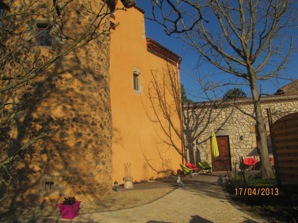Chateau Des Aiguilles Saint-Rémy-de-Chargnat Exterior foto