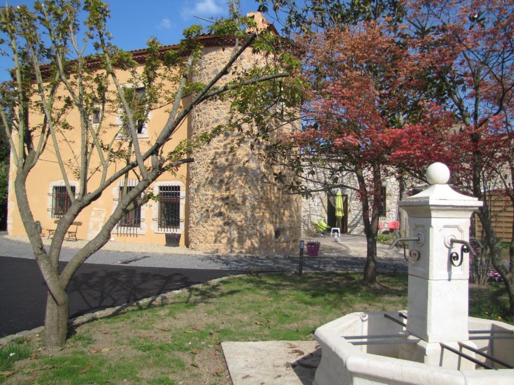 Chateau Des Aiguilles Saint-Rémy-de-Chargnat Exterior foto