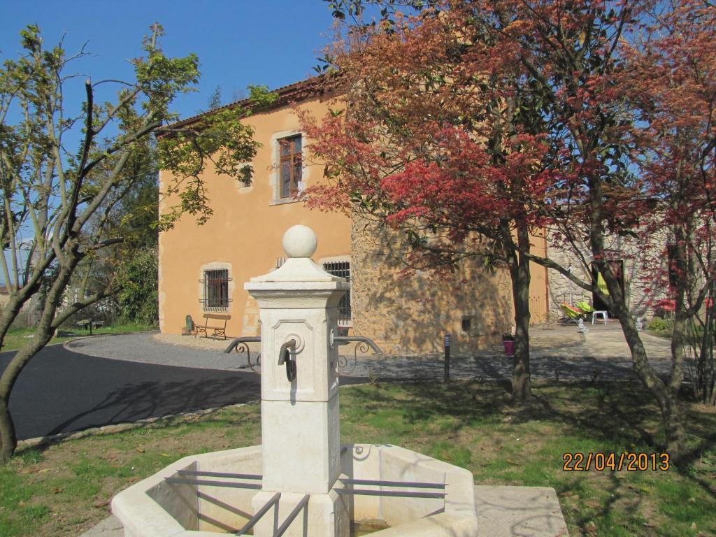 Chateau Des Aiguilles Saint-Rémy-de-Chargnat Exterior foto